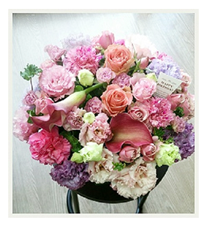 ヨ―ロピアンスタイルの大人可愛いお祝いアレンジメントフラワー